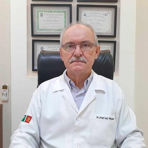 Dr. Jorge Luiz Pelisson 
CRM 7311
Graduado em 1979 pela Universidade Estadual de Londrina (UEL)
Especialização em Cirurgia Geral 1981 (UEL)

Título de Especialista em Cirurgia Geral pelo Colégio Brasileiro de Cirurgiões, do qual é membro titular - RQE 1041. 
Título de Especialista em Endoscopia Digestiva pela SOBED (Sociedade Brasileira de Endoscopia Digestiva), da qual é membro titular. RQE 12.452. 

Especialização pela Universidade Positivo em Saúde Coletiva.